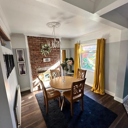 Cosy Two Bed Terraced House 7Min Drive From City 贝尔法斯特 外观 照片