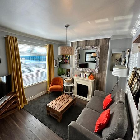 Cosy Two Bed Terraced House 7Min Drive From City 贝尔法斯特 外观 照片