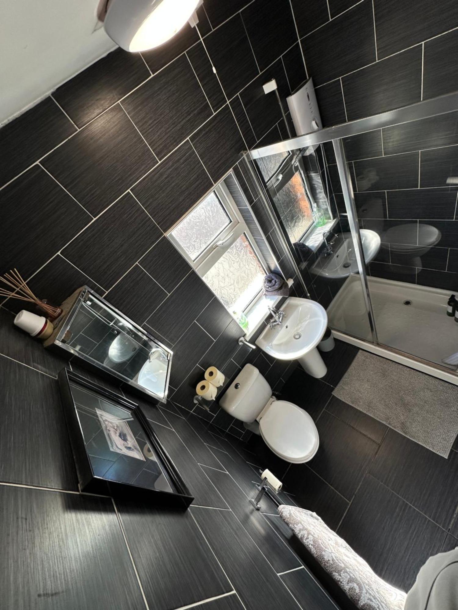 Cosy Two Bed Terraced House 7Min Drive From City 贝尔法斯特 外观 照片